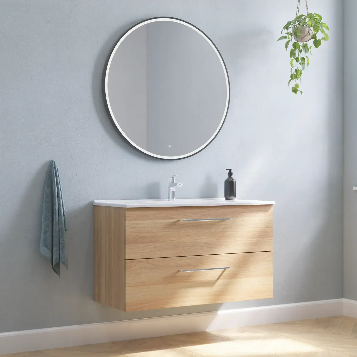 Große Badinspiration mit Waschtischunterschrank in Warm Oak mit elegantem Waschbecken, verchromten Griffen und schönem runden Spiegel mit schwarzem Rand und Licht, Fischgrätenboden und grauen Wänden für einen modernen Look.