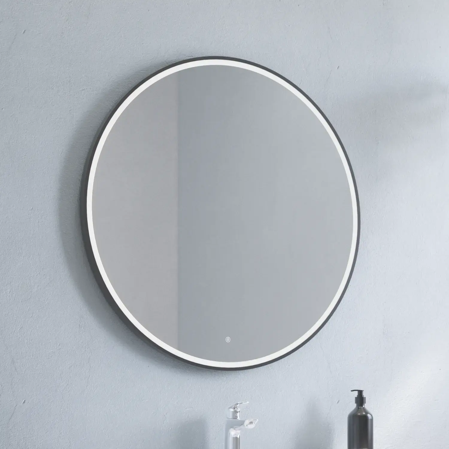 Große Badinspiration mit Waschtischunterschrank in Warm Oak mit elegantem Waschbecken, verchromten Griffen und schönem runden Spiegel mit schwarzem Rand und Licht, Fischgrätenboden und grauen Wänden für einen modernen Look.