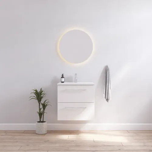 Inspiration für ein Badezimmer mit einem schmalen weißen Waschtischunterschrank mit weißen Griffen und einem eleganten Waschbecken mit einem schönen runden Spiegel mit hellen, weißen Wänden und Holzboden für einen hellen und minimalistischen Look.