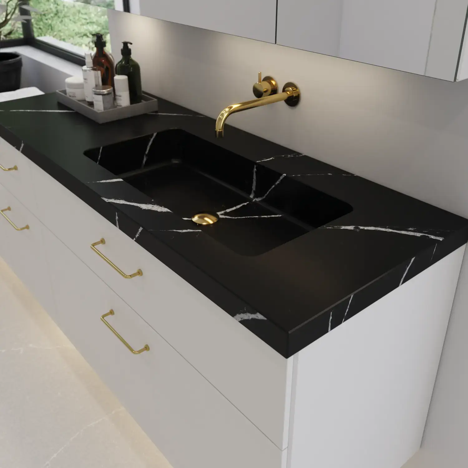 Große Badinspiration mit elegantem Steinwaschbecken in Eternal Marquina mit stilvollem weißen Waschtischunterschrank mit Messinggriffen und schönem Spiegelschrank mit Steinboden für einen exklusiven und modernen Look.