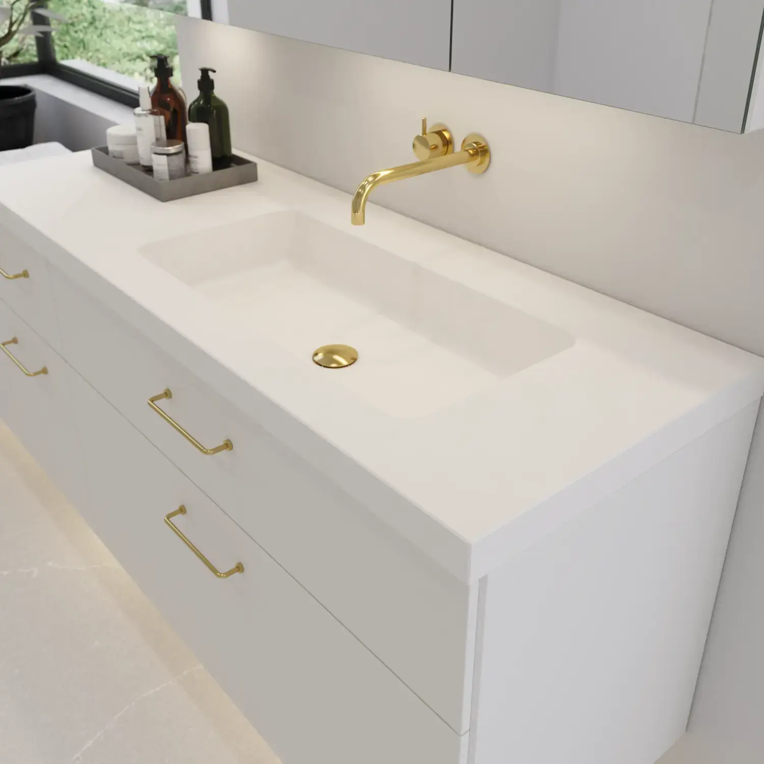 Große Badinspiration mit elegantem Steinwaschbecken in Blanco Zeus mit stilvollem weißen Waschtischunterschrank mit Messinggriffen und schönem Spiegelschrank mit Steinboden für einen exklusiven und modernen Look.