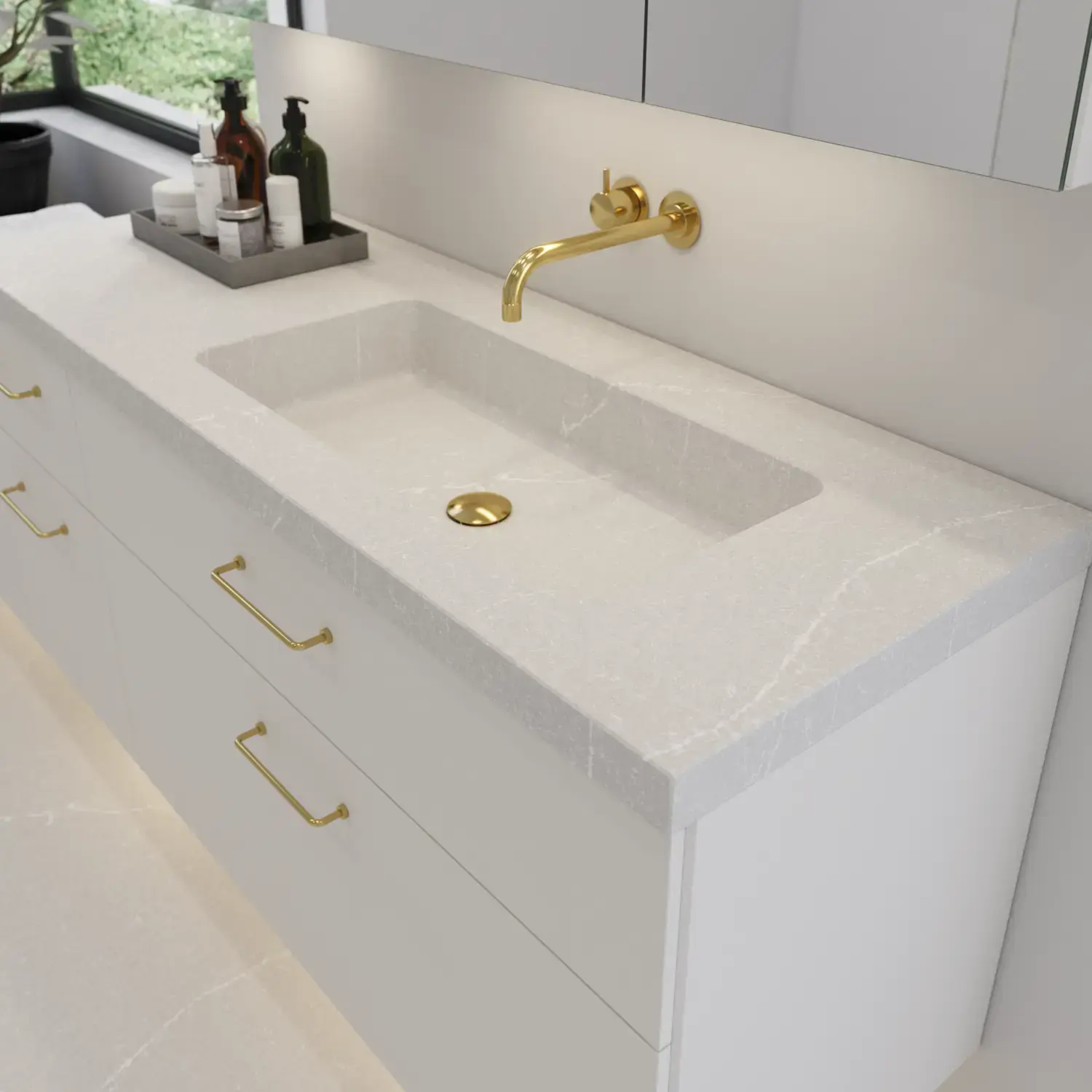 Große Badinspiration mit elegantem Steinwaschbecken in Desert Silver mit stilvollem weißen Waschtischunterschrank mit Messinggriffen und schönem Spiegelschrank mit passendem Steinboden für einen exklusiven und modernen Look.