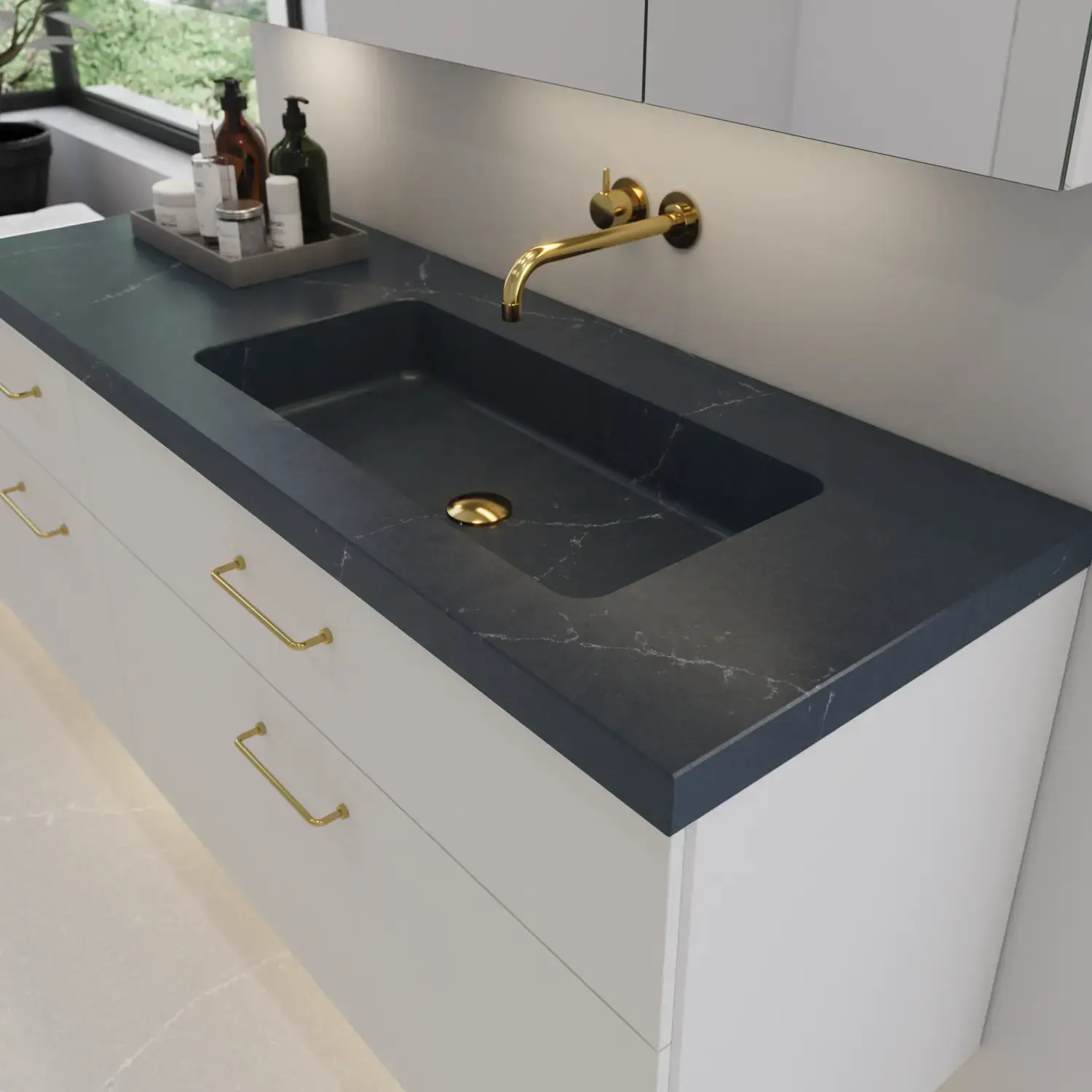 Große Badinspiration mit elegantem Steinwaschbecken aus anthrazitfarbenem Speckstein mit stilvollem weißen Waschtischunterschrank mit Messinggriffen und schönem Spiegelschrank mit Steinboden für einen exklusiven und modernen Look.
