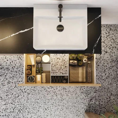 Großes urbanes Badezimmer mit Möbeln aus Eichenholz, Steinplatte mit quadratischem Becken, rundem Spiegel mit schwarzem Rand, Naturfarben und Terrakottaboden für einen industriellen und modernen Look
