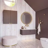 Inspiration für ein Badezimmer mit maßgefertigten lila Schränken mit eleganten Rillen, stilvoller Arbeitsplatte und freistehendem Waschbecken, großem Spiegel mit Messingrand, Fliesen und Wände in lila Nuancen verleihen einen romantischen Look