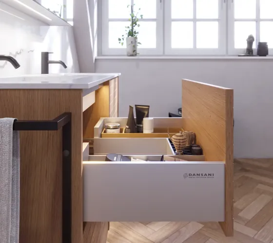 Badezimmerinspiration mit hellen Eichenmöbeln mit Lamellen, elegantem Doppelwaschbecken, schönem Spiegelschrank mit Licht, Fischgrätboden und weißer Marmorwand für ein klassisches, helles Aussehen.