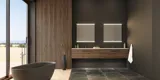 Große Badezimmer-Inspiration mit Waschtischunterschränken und braunen Eichendielen, freistehender Badewanne, und quadratischen Spiegeln mit Beleuchtung, elegante Doppelwaschbecken sorgt für einen modernen und symmetrischen Look