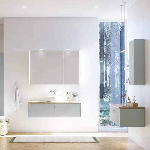 Große Badezimmerinspiration im nordischen Stil mit Badezimmerschränken in hellblauer Farbe und Holzarbeitsplatte mit elegantem Aufsatzwaschbecken, Fischgrät-Holzboden, der einen hellen und klassischen Stil schafft