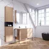 Badezimmerinspiration mit hellen Eichenmöbeln mit Lamellen, elegantem Doppelwaschbecken, schönem Spiegelschrank mit Licht, Fischgrätboden und weißer Marmorwand für ein klassisches, helles Aussehen.