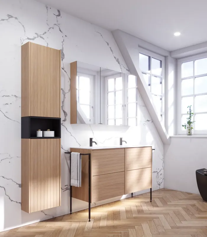 Badezimmerinspiration mit hellen Eichenmöbeln mit Lamellen, elegantem Doppelwaschbecken, schönem Spiegelschrank mit Licht, Fischgrätboden und weißer Marmorwand für ein klassisches, helles Aussehen.