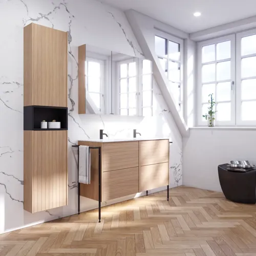 Badezimmerinspiration mit hellen Eichenmöbeln mit Lamellen, elegantem Doppelwaschbecken, schönem Spiegelschrank mit Licht, Fischgrätboden und weißer Marmorwand für ein klassisches, helles Aussehen.