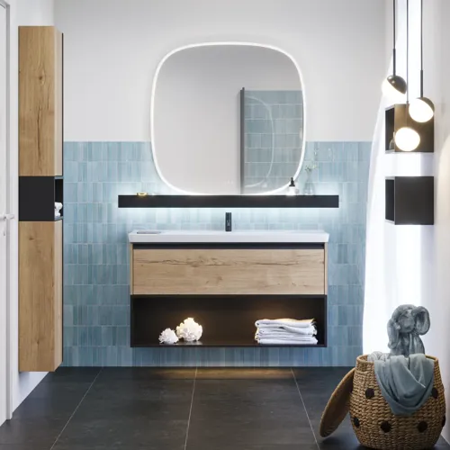 Badezimmerinspiration mit langen blauen Fliesen, Badezimmermöbeln aus naturbelassener Eiche mit schwarzen Details, die einen harmonischen und raffinierten Ausdruck schaffen