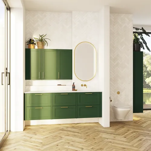 Großes Badezimmer in Grüntönen mit Waschtischunterschrank, ovalem Spiegel mit Goldverzierung und schönen Rahmentüren