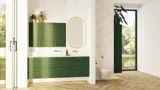 Großes Badezimmer in Grüntönen mit Waschtischunterschrank, ovalem Spiegel mit Goldverzierung und schönen Rahmentüren
